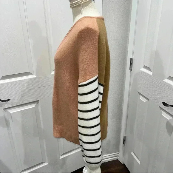 Very J size S mixed media v- neck sweater with light intentional piling. - Picture 2 of 7